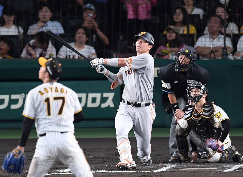 　６回、ライトスタンドに代打満塁本塁打を放った大城卓（投手は青柳、捕手は坂本）＝撮影・中田匡峻