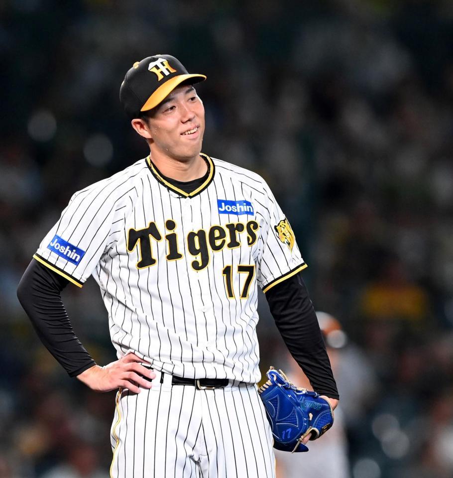 　６回、大城卓の満塁弾を浴び、首をかしげる青柳（撮影・飯室逸平）