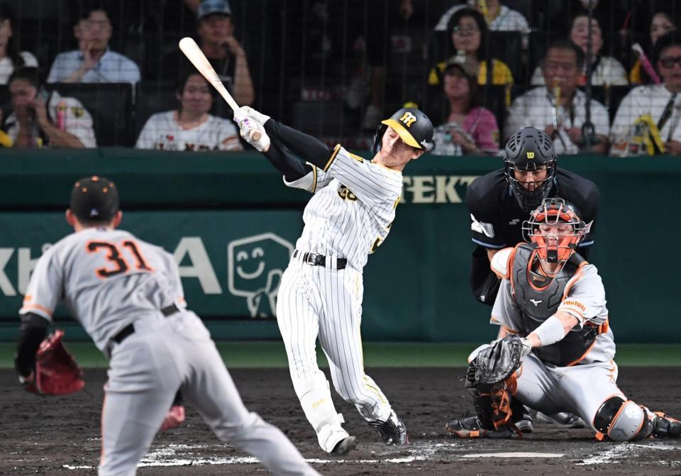 　７回、空振り三振に倒れる小幡（投手は赤星、捕手は大城卓）＝撮影・中田匡峻