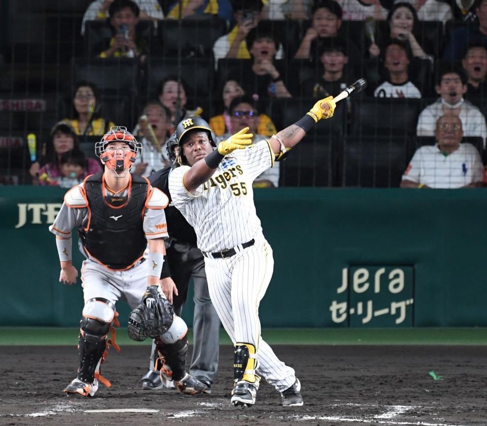 　９回、ソロを放つミエセス（撮影・中田匡峻）