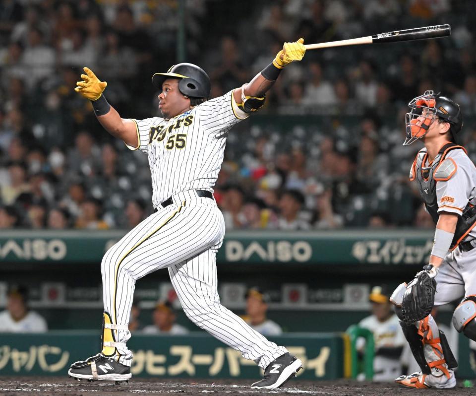 　９回、ソロを放つミエセス（撮影・高部洋祐）