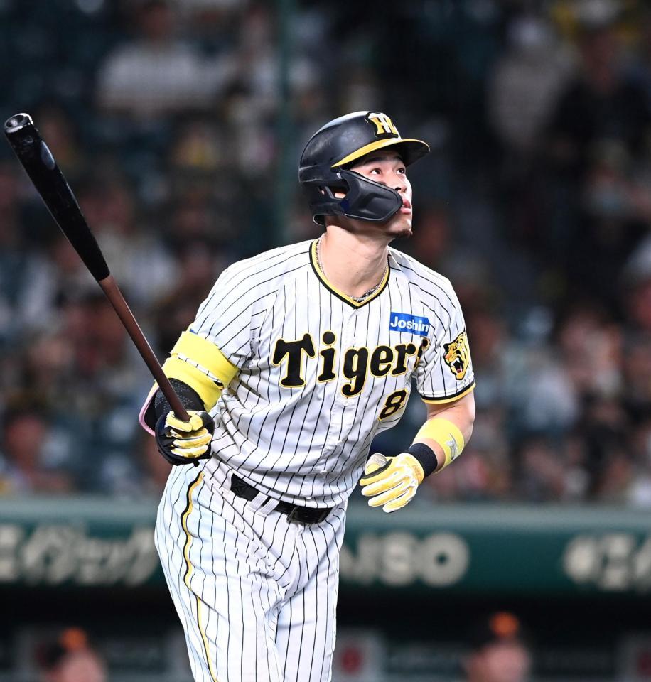 　９回、２１号２ランを放つ佐藤輝（撮影・飯室逸平）