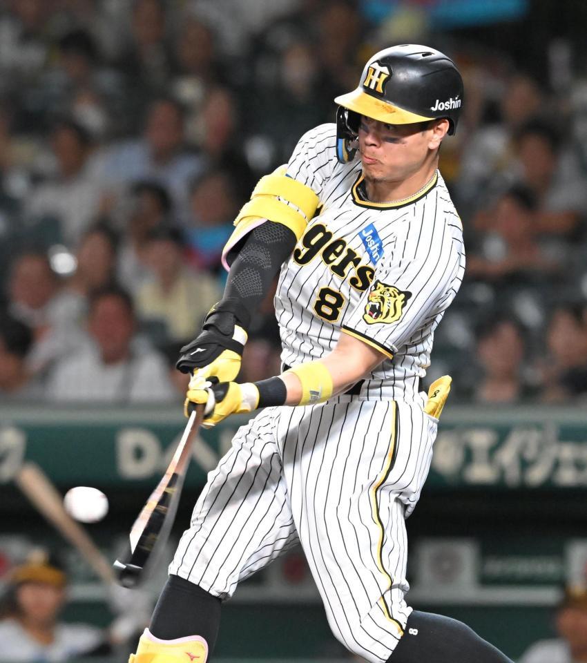 　９回、２ランを放つ佐藤輝（撮影・高部洋祐）