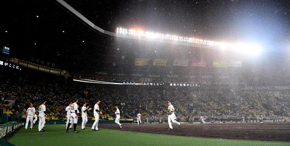 　突如激しい雨が降り、一時中断となった（撮影・飯室逸平）