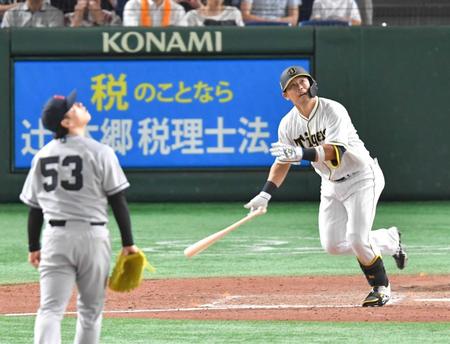 　９回、左腕・高梨（手前）から２ランを放つ原口＝８月１０日