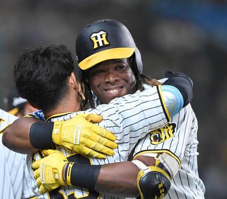 　糸原と抱き合って喜ぶミエセス