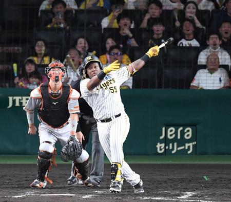 　９回、ソロを放つミエセス