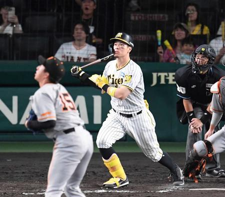 　９回、大勢（手前左）から２ランを放つ佐藤輝