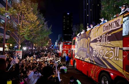 　大阪・御堂筋で行われた２２年のオリックス優勝パレード