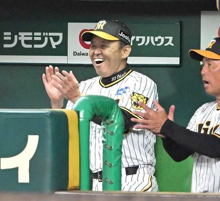 　９回、長坂の安打を喜ぶ岡田監督