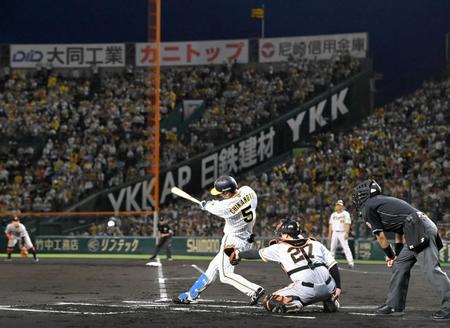 　１回、右前打を放つ近本