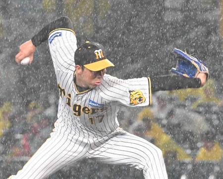 　雨の中、力投する青柳