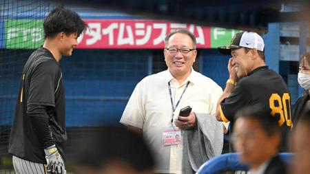 　試合前、森下（左）、岡田監督（右）と談笑する高木豊氏（撮影・高部洋祐）