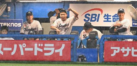 　阪神ベンチに向かって何やら合図を送る中村（中央）＝撮影・高部洋祐