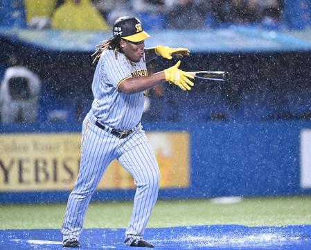 　雨天中止でパフォーマンスを見せるミエセス（撮影・金田祐二）