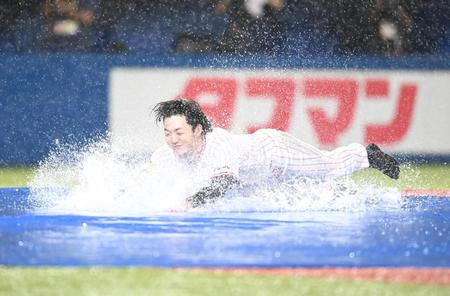 雨天中止でヘッドスライディングのヤクルト・長岡秀樹＝神宮（撮影・金田祐二）