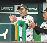 　９回、長坂の安打を喜ぶ岡田監督
