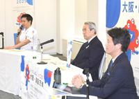 　会見する（左から）吉村洋文大阪府知事、公益社団法人関西経済連合会・松本正義会長、斎藤元彦兵庫県知事＝（撮影・北村雅宏）