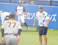　試合前、今岡コーチ（左手前）にあいさつされる高津監督（撮影・高部洋祐）