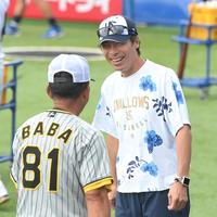 　試合前、馬場コーチ（手前）と談笑する高津監督（撮影・高部洋祐）