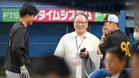 　試合前、森下（左）、岡田監督（右）と談笑する高木豊氏（撮影・高部洋祐）