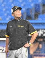 　試合前、空模様を気にする岡田監督（撮影・高部洋祐）