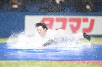 雨天中止でヘッドスライディングのヤクルト・長岡秀樹＝神宮（撮影・金田祐二）