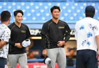 　高津監督（右端）にあいさつする木浪。中央は岡留（撮影・金田祐二）