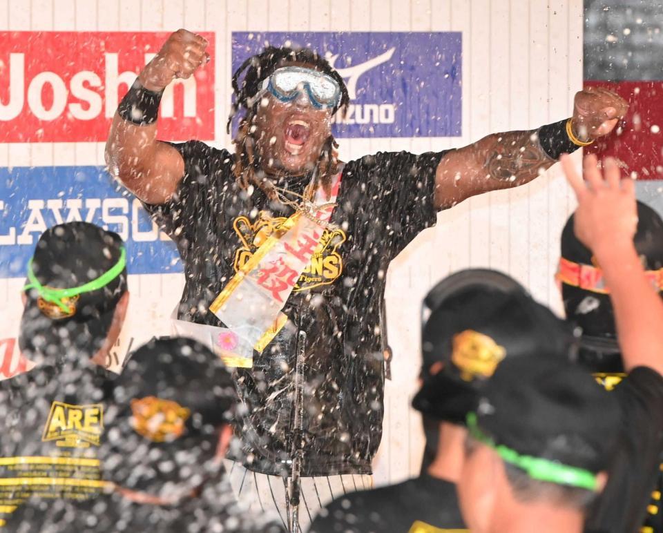 　祝勝会で気勢を上げるミエセス