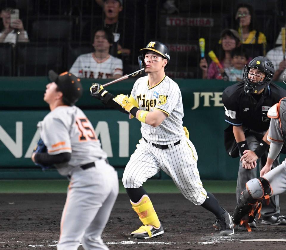 　９回、大勢（手前左）から２ランを放つ佐藤輝