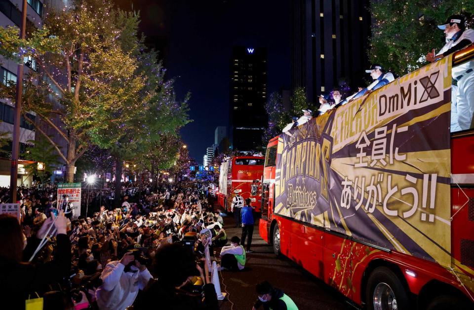 　大阪・御堂筋で行われた２２年のオリックス優勝パレード