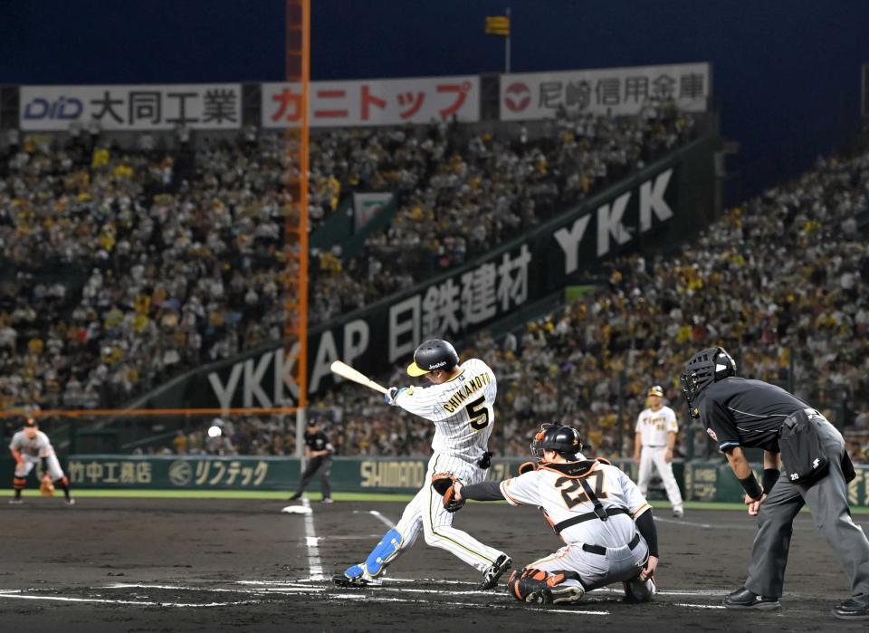 　１回、右前打を放つ近本