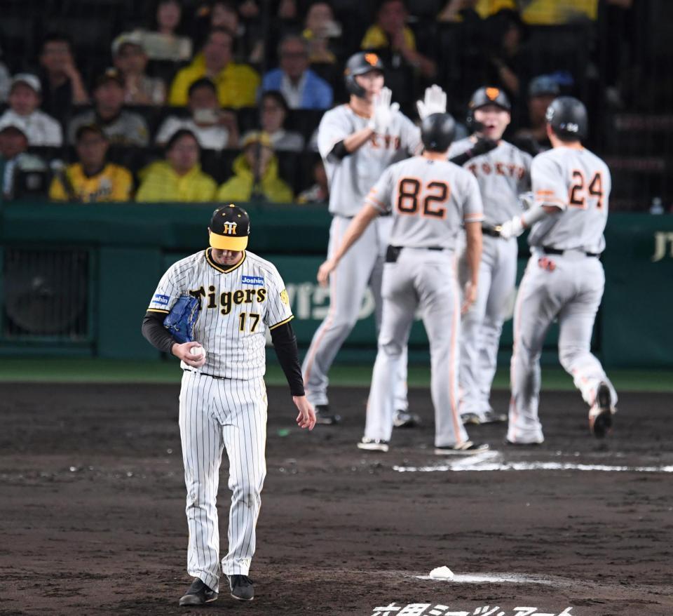 　６回、大城卓（後方）に代打満塁本塁打を浴びた青柳（撮影・中田匡峻）