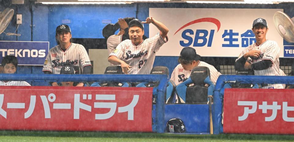 　阪神ベンチに向かって何やら合図を送る中村（中央）＝撮影・高部洋祐