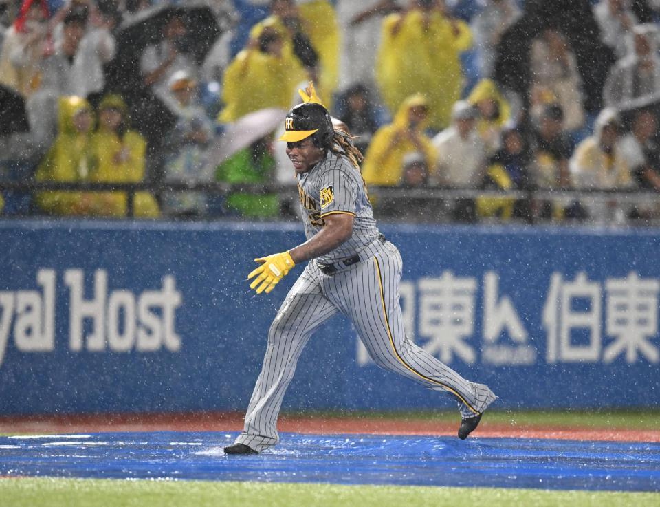 　雨天中止でパフォーマンスを見せるミエセス（撮影・金田祐二）