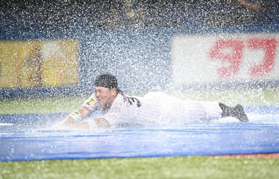　雨天中止でヘッドスライディングの丸山和（撮影・金田祐二）