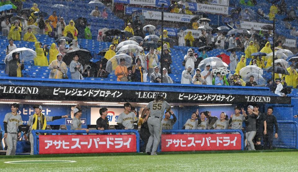 　ファンサービスを終え、ナインとタッチを交わすミエセス（５５）＝撮影・高部洋祐