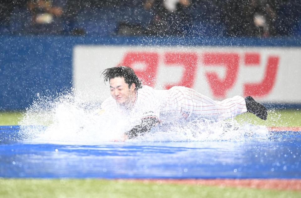 雨天中止でヘッドスライディングのヤクルト・長岡秀樹＝神宮（撮影・金田祐二）
