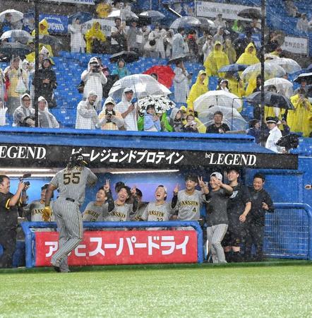 　ファンサービスで球場をわかせたミエセス（５５）を出迎える阪神ナイン