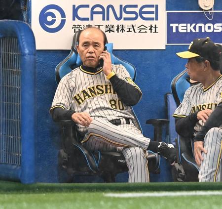 　中止の連絡を受ける岡田監督＝２２日