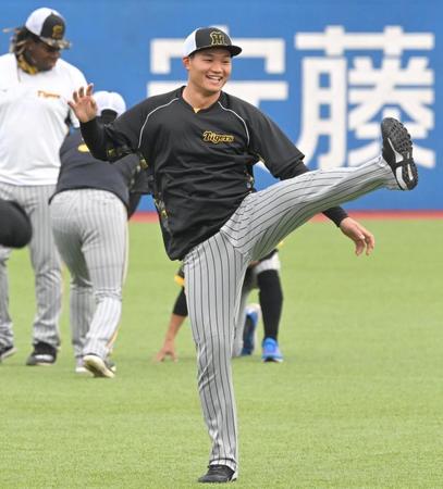 　練習の合間に笑顔を見せる森下（撮影・高部洋祐）