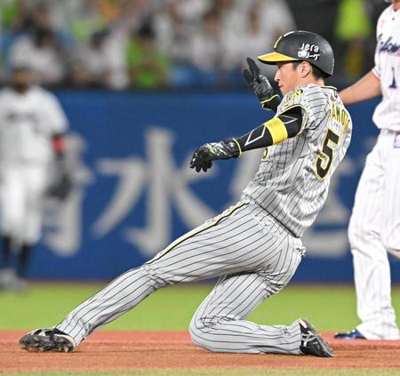 　１回、二盗を決める近本（撮影・高部洋祐）