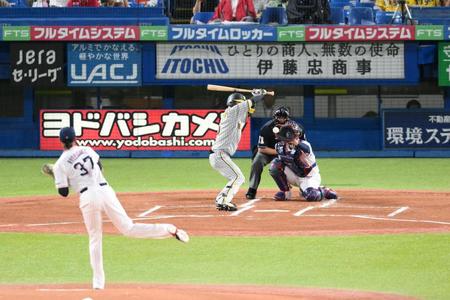 　１回、近本が四球を選ぶ（撮影・堀内翔）