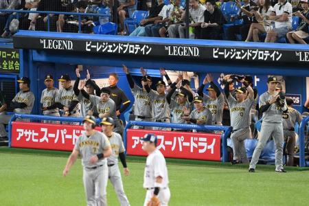 　３回、坂本が二塁打を放ち、盛り上がる阪神ベンチ（撮影・堀内翔）
