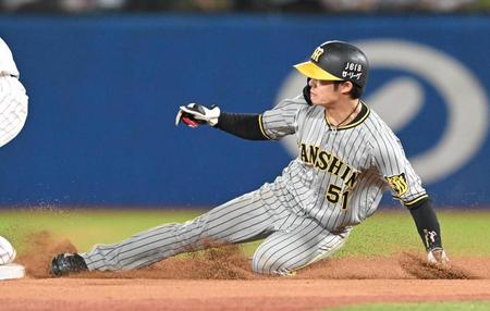 　８回、森下の野選で二塁にスライディングする中野（撮影・高部洋祐）