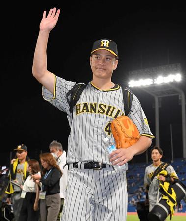 　ファンの声援に応えながらグラウンドを後にする大竹（撮影・高部洋祐）