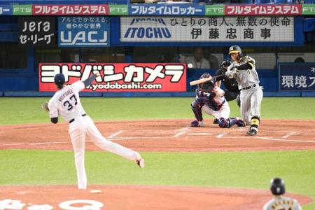 　３回、森下が二塁打を放つ（撮影・堀内翔）