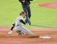 　３回、二塁打を放ちスライディングをする森下（撮影・堀内翔）
