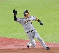 　１回、近本が二盗を決める（撮影・堀内翔）