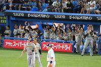 　３回、坂本が二塁打を放ち、盛り上がる阪神ベンチ（撮影・堀内翔）